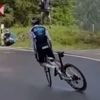 KIJK. Zag u deze gewéldige drift al? Pidcock pakt naast snelheden tot wel 115 km/u (!) ook uit met sterk staaltje stuurmanskunst