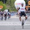 Ayuso wint eerste bergrit in Giro, maar Roglic neemt roze trui over van Pedersen