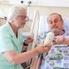 Sie hören zu und machen Mut: Wie Ehrenamtliche den Klinikaufenthalt erträglicher machen