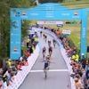 Dubbel Belgisch succes in Noorwegen: Maxim Van Gils wint koninginnenrit, Justine Ghekiere is de beste in openingsetappe bij de vrouwen