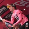 Visma-kopman Yates zet Giro op zijn kop en pakt leiderstrui in voorlaatste rit