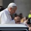 Volg hier live inauguratie van paus Leo XIV: nieuwe paus begroet gelovigen op Sint-Pietersplein en zegent kindje