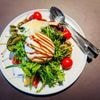 Restaurantkritik Weltwirtschaft: Keusch gestapelte Spezialitäten am Spreeufer