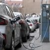 Im Schnitt 2243 Euro Differenz: Preisabstand zwischen E-Autos und Verbrennern schrumpft