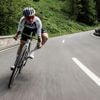 KIJK. Knettergek: Tom Pidcock haalt snelheden tot wel 115 km/u (!) in spectaculaire afdaling
