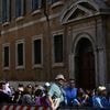Funérailles du pape François : des milliers de fidèles se recueillent à la basilique Sainte-Marie-Majeure de Rome