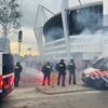Sfeer slaat volledig om bij PSV stadion: politie bekogeld, fotografen in elkaar geslagen