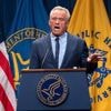 Antivaxer Kennedy ontslaat commissie en benoemt eigen experts: ‘Vertrouwen in wetenschap herstellen’