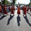 Hundreds of Buddhist monks in Cambodia gather to praise ceasefire with Thailand and mourn the dead