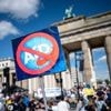 Demonstration: Mehrere tausend Menschen demonstrieren in Berlin gegen AfD