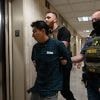 Umgang der USA mit "Illegalen": Eine Hand nimmt von Migranten, die andere schiebt sie ab