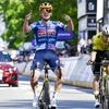 Cyclisme : pour son retour après quatre mois d'absence, Remco Evenepoel s'impose au sprint devant Wout van Aert sur la Flèche Brabançonne