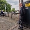 Bavelaar radeloos door auto’s en bakfietsen van basisschool voor oprit: ‘Kan niet met die mensen praten’