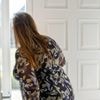 Manon laat terneergeslagen buurjongen binnen, dan steekt hij haar uit het niets 24 keer met schroevendraaier