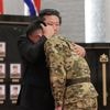 Noord-Koreaanse leider Kim Jong-un brengt eerbetoon aan in Rusland gesneuvelde soldaten: “Mijn hart doet zeer”
