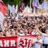 Löw stimmt VfB-Fans auf Pokalfinale ein: Anhänger von Bielefeld und Stuttgart auf dem Weg zum Stadion