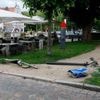 Unfall am Marktplatz: Autofahrer verliert vor Eisdiele Kontrolle - fünf Verletzte