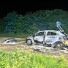 Auto zonder nummerplaat en inzittenden brandt volledig uit op afgelegen veld in Bellegem