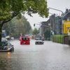 Überflutungen in NRW: Feuerwehr muss Menschen aus Autos retten