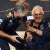 NU+ | Formule 1-teambaas Briatore steelt de show op chaotische persconferentie