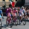 Simon Yates in roze trui door Rome, paus spreekt renners toe, steun vanuit Italië voor familie Gesink