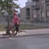 KIJK. “Dit zijn iconische beelden”: Neilson Powless doet een ‘Froompje’ wanneer hij te lang moet wachten op nieuwe fiets