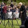 Live dodenherdenking | Margriet en Van Vollenhoven leggen krans in Twente