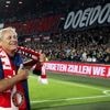 Voor de allerlaatste keer klinkt het ‘doei doei’ van Peter Houtman in de Kuip: ‘Een aardige vent ben je, Peet’
