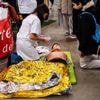 Lors de canicules ou d’accidents, de quel côté mettre une couverture de survie ?