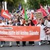 Arzt verklagt Arbeitgeber: 2000 Menschen protestieren gegen Klinik-Abtreibungsverbot