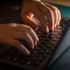 Britse agent hield Z-toets uren ingedrukt om te doen alsof hij werkte: ‘Ruim 100 uur verloren tijd’