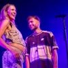 IN BEELD. Suzan van Freek toont trots babybuikje op het podium van Rijvers Festival