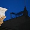 Schwarzer Rauch am Schornstein: Erster Wahlgang beim Konklave im Vatikan endet ergebnislos