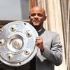 Onder toeziend oog van vader Pierre en de kaketoe: Vincent Kompany en Bayern pronken op balkon met kampioenenschaal