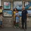 En Bretagne, une famille de touristes se reconnaît sur une toile exposée dans une exposition