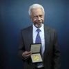 Potsdam ehrt Nobelpreisträger: Abdulrazak Gurnah trägt sich ins Goldene Buch der Stadt ein