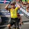 Wout van Aert wint miniversie van Strade Bianche in Giro d’Italia en boekt eerste zege van het jaar, roze trui voor Mexicaan