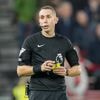 Na de cocaïnevideo en sneer naar Klopp: Engelse ex-ref komt opnieuw in opspraak na maken van “ongepast beeld” van kind
