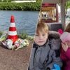 Auto met daarin ‘meerdere lichamen’ gevonden bij zoekactie Jeffrey en Emma, bloemen bij kanaal gelegd
