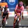 Del Toro weerstaat in zware Giro-rit weer aanvallen op roze trui, Yates krijgt tik