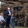 "Je n'ai jamais rien vu de tel" : Donald Trump s'est rendu sur le site d'inondations meurtrières au Texas, qui ont fait au moins 120 morts