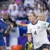 Duitsland naar halve finales EK na spektakelstuk met rood voor haren trekken