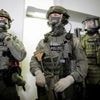 Junge Männer zogen bei Ticketkontrolle Schusswaffen: Eliteeinheit GSG-9 durchsucht Wohnung am Checkpoint Charlie
