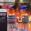 KIJK. Incheckbalie op luchthaven in Milaan gaat in vlammen op nadat boze reiziger vuilnisbak in brand steekt