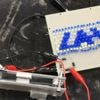 Strom aus menschlichen Bewegungen mit Klebeband gewinnen