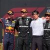 Max Verstappen tweede achter Russell in race met krankzinnig slot door crash tussen McLarens