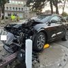 Nieuwe Audi Q6 e-tron zwaar beschadigd na crash tegen verlichtingspaal in Nieuwpoort