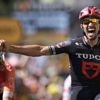 VIDEO. Tour de France 2025 : d'une épaule déboîtée après une chute à une fausse joie sur la ligne d'arrivée... La "journée un peu folle" de Julian Alaphilippe
