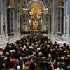 REPORTAGE. À Rome, plus de 20 000 personnes saluent la dépouille du pape François dans "une atmosphère de recueillement très calme"