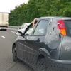 KIJK. “Wat was dát!?” In auto vol ducttape haalt wegpiraat hallunicant manoeuvre uit op E134